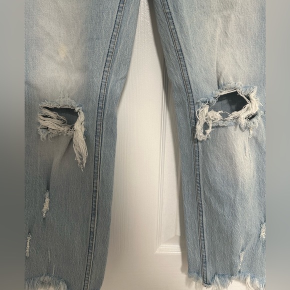 abercrombie & fitch Women’s High Rise Mom Light Distressed Denim Jeans Size 2R - Picture 3 of 6